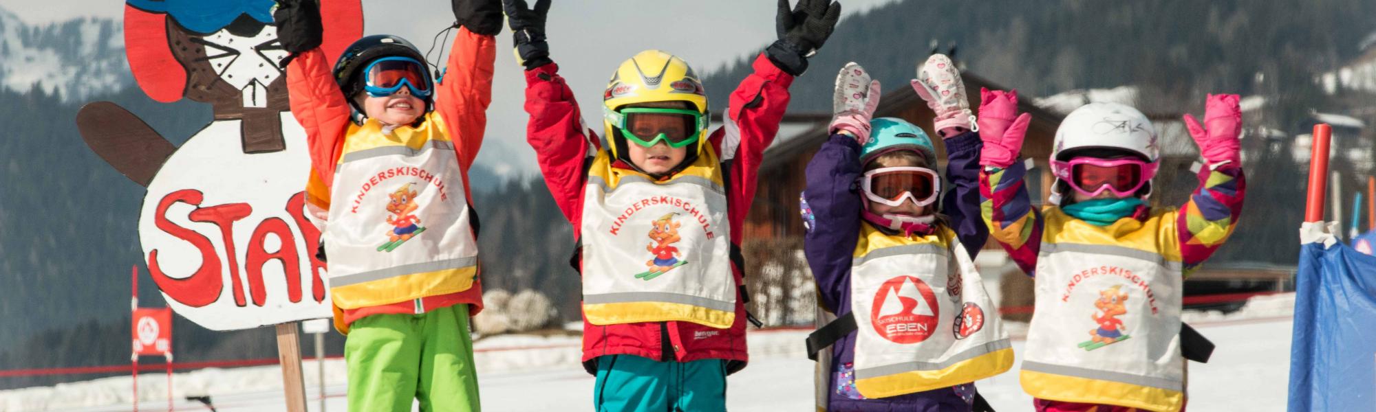 Kinder haben Spaß in der Skischule Eben.